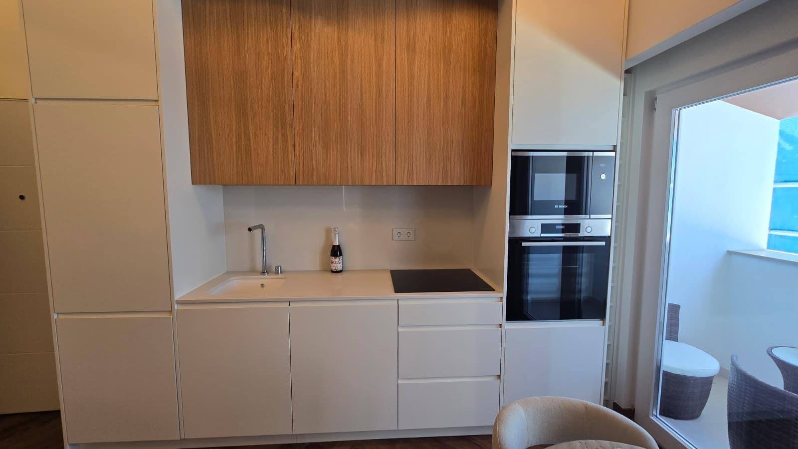 Handle-less kitchen with Bosch oven column